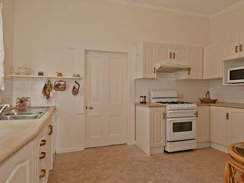 Hollyoak Cottage - Delightful, Ducks And Doileys! - Hervey Bay Accommodation 1