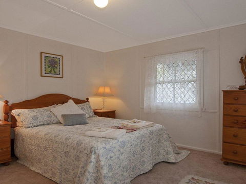 Hollyoak Cottage - Delightful, Ducks And Doileys! - Hervey Bay Accommodation 3