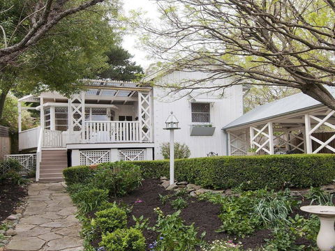 Hollyoak Cottage - Delightful, Ducks And Doileys! - Hervey Bay Accommodation 0