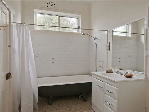 Hollyoak Cottage - Delightful, Ducks And Doileys! - Hervey Bay Accommodation 2