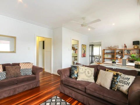 Homely Pembroke On The Park Cottage - Hervey Bay Accommodation 0