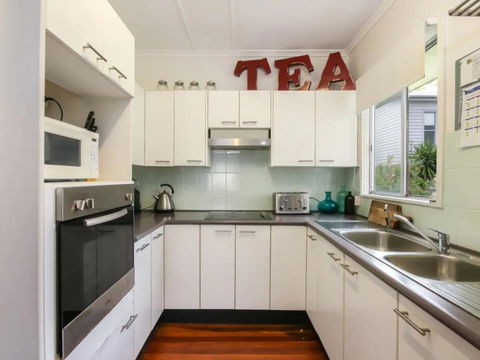 Homely Pembroke On The Park Cottage - Hervey Bay Accommodation 1
