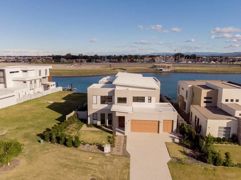 HomePlus - Luxury Living In Sanctuary Cove - Hervey Bay Accommodation 1