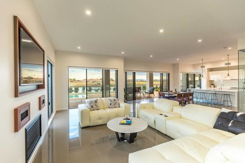 HomePlus - Luxury Living In Sanctuary Cove - Hervey Bay Accommodation 2