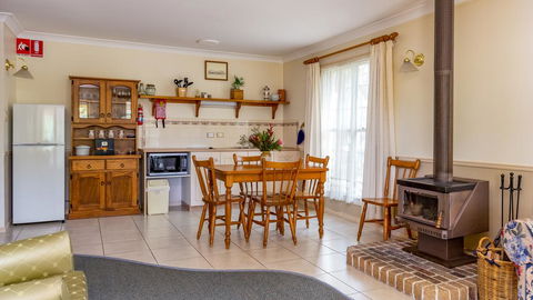 Honeysuckle Cottages - Hervey Bay Accommodation 2