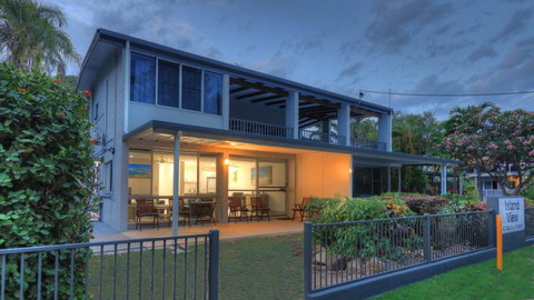Island View Unit 2 / 40 Marine Parade - Hervey Bay Accommodation 1