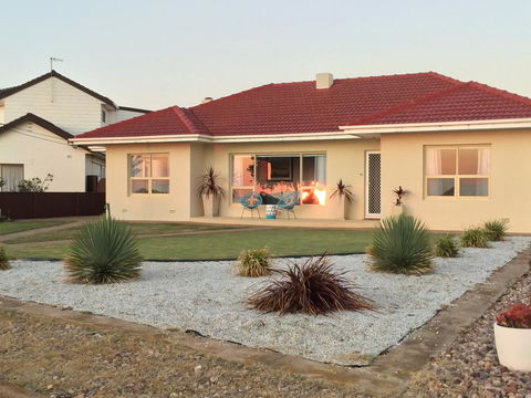 Jewel Of The South Beachside Holiday Rental - Tourism Hervey Bay 0