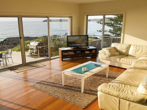 Jones's Beach House - Perfect Location With Views! - Tourism Hervey Bay 2