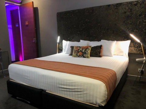 Junction Hotel - Hervey Bay Accommodation 2