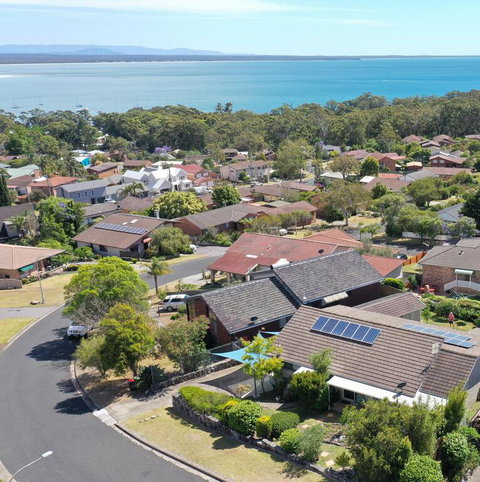 JUST-4-YOU! Amazing Sea Views, WIFI, Fullly Air-conditioned, King Bed - Hervey Bay Accommodation 3