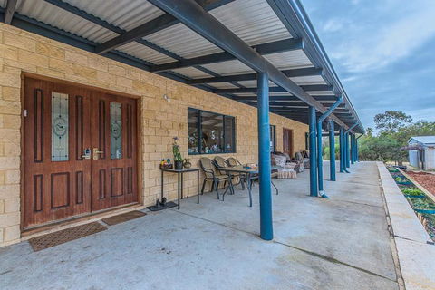 Kangaroo Lake Homestead - Hervey Bay Accommodation 2