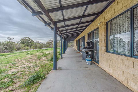 Kangaroo Lake Homestead - Hervey Bay Accommodation 1