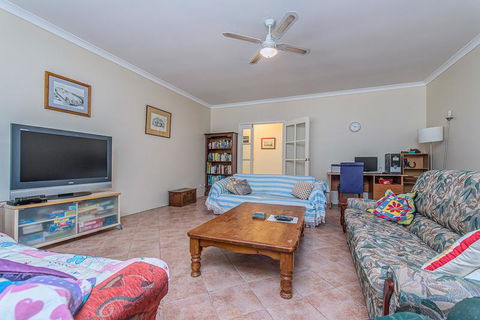 Kangaroo Lake Homestead - Hervey Bay Accommodation 3