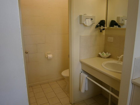 Kellys Motel Oakey - Hervey Bay Accommodation 3