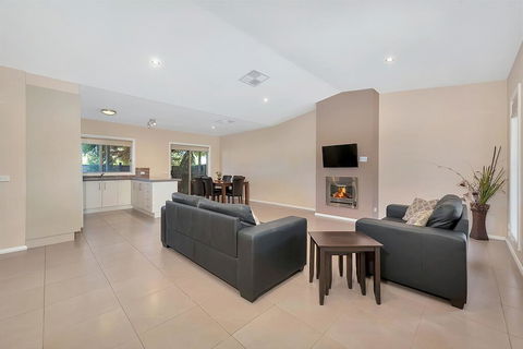 Kennedy Holiday Villas - Hervey Bay Accommodation 3