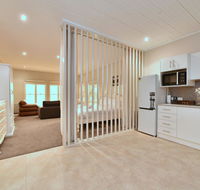 King I - you can honestly walk to Bimbadgen and Hope Estate concerts - Hervey Bay Accommodation