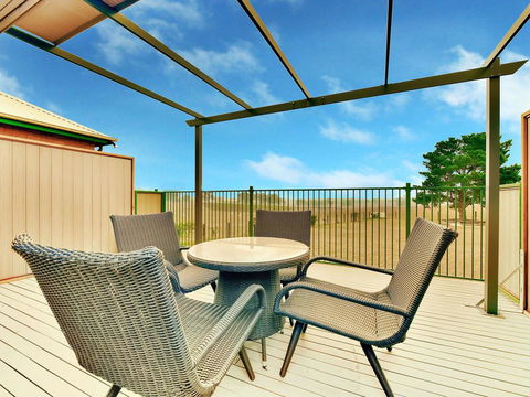 King II - You Can Honestly Walk To Bimbadgen And Hope Estate Concerts - Tourism Hervey Bay 2