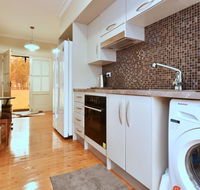 King II - you can honestly walk to Bimbadgen and Hope Estate concerts - Hervey Bay Accommodation
