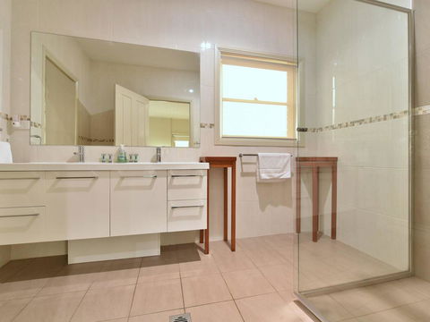 King Retreat Estate - You Can Honestly Walk To Bimbadgen And Hope Estate Concerts - Tourism Hervey Bay 3