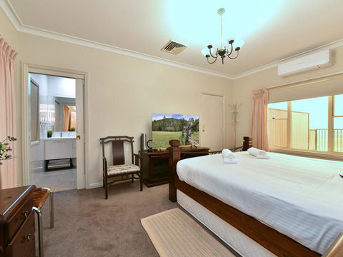King Retreat Estate - You Can Honestly Walk To Bimbadgen And Hope Estate Concerts - Tourism Hervey Bay 2