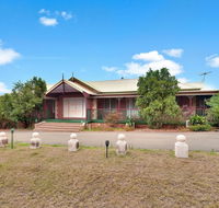 King Retreat Estate - you can honestly walk to Bimbadgen and Hope Estate concerts - Hervey Bay Accommodation