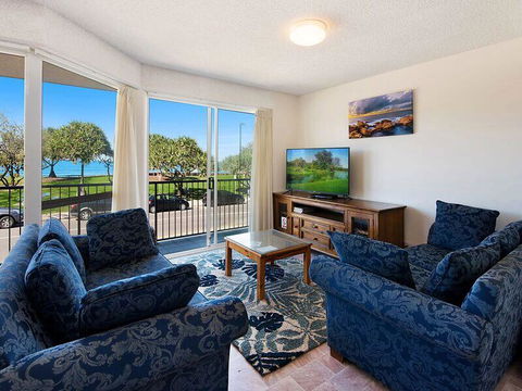 Kings Beach Ocean Front Views Private Balcony Overlooking Kings Beach - Hervey Bay Accommodation 1