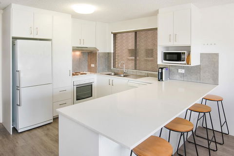 Kings Beach Ocean Front Views Private Balcony Overlooking Kings Beach - Hervey Bay Accommodation 2