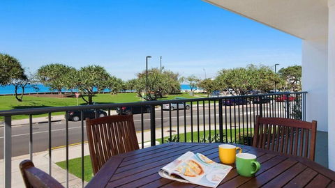 Kings Beach Ocean Front Views Private Balcony Overlooking Kings Beach - Hervey Bay Accommodation 0