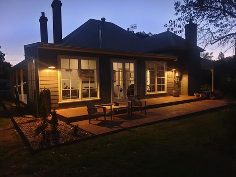 Kings Cottage Uralla - Hervey Bay Accommodation 1