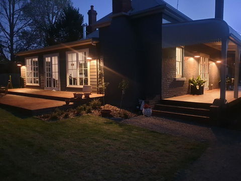 Kings Cottage Uralla - Hervey Bay Accommodation 2