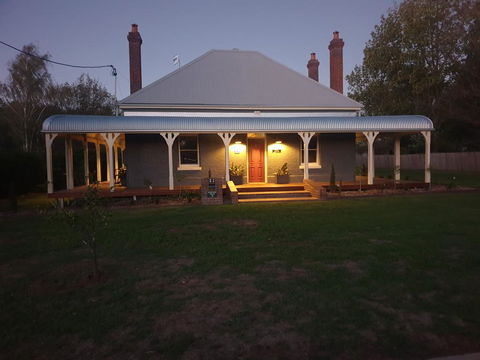 Kings Cottage Uralla - Hervey Bay Accommodation 0
