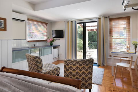 Koovelly Garden Studio - Tourism Hervey Bay 0