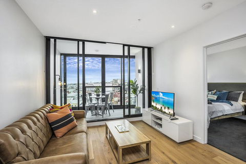 KOZYGURU FORTITUDE VALLEY 2 BED DESIGNER APT + FREE PARKING QFV179-803 - Hervey Bay Accommodation 0