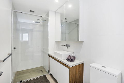 KOZYGURU FORTITUDE VALLEY 2 BED DESIGNER APT + FREE PARKING QFV179-803 - Hervey Bay Accommodation 2
