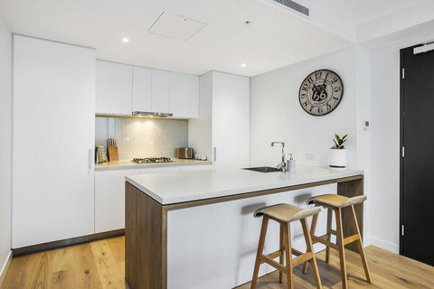 KOZYGURU FORTITUDE VALLEY 2 BED DESIGNER APT + FREE PARKING QFV179-803 - Hervey Bay Accommodation 3