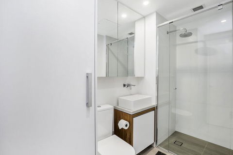 KOZYGURU FORTITUDE VALLEY 2 BED DESIGNER APT + FREE PARKING QFV179-803 - Hervey Bay Accommodation 1