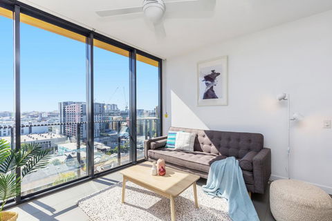 KOZYGURU FORTITUDE VALLEY AMAZING VIEW 2BED APT + FREE PARKING QFV010 - Hervey Bay Accommodation 0