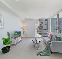 KOZYGURU MASCOT WALK TO STATION MODERN DESIGNER 2 BED APT FREE PARKING NMA260-312 - Tourism Hervey Bay