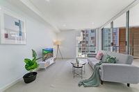 KOZYGURU MASCOT WALK TO STATION MODERN DESIGNER 2 BED APT FREE PARKING NMA260-312