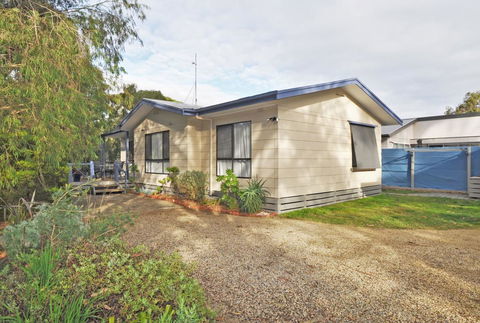 KYEEMA - FREE WIFI & NETFLIX - PET FRIENDLY (OUTSIDE ONLY) - Tourism Hervey Bay 0