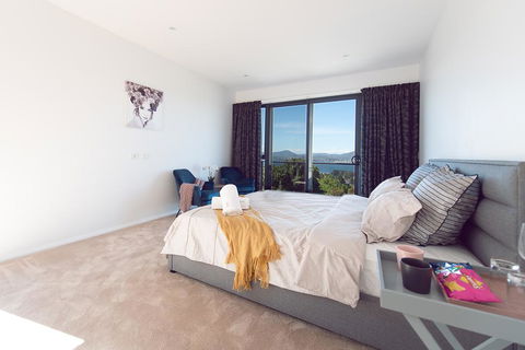 La Vie Luxury Bay View - Hervey Bay Accommodation 0