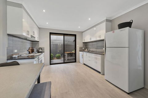 Lake Escape On Pool Avenue - Hervey Bay Accommodation 1