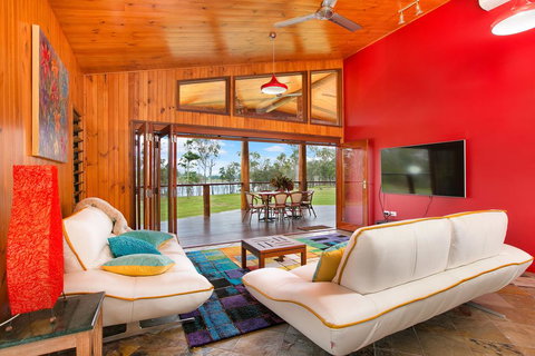 Lake Tinaroo Waterfrontage - Hervey Bay Accommodation 0