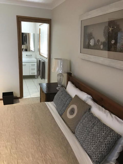 Lakeside Chalet & Studio - Tourism Hervey Bay 3