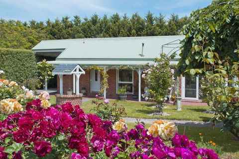 Lakeside Cottage Luxury B&B - Tourism Hervey Bay 1