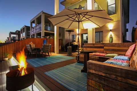 Lakeside Deck House - Hervey Bay Accommodation 2