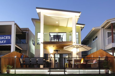 Lakeside Deck House - Hervey Bay Accommodation 3