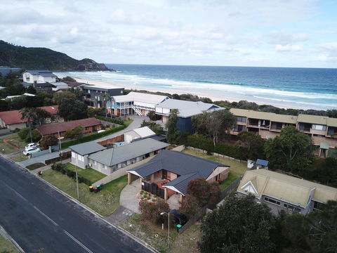 LIFES A BEACH 1 - Hervey Bay Accommodation 0