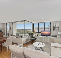 Light filled apartment with sweeping harbour views - Tourism Hervey Bay