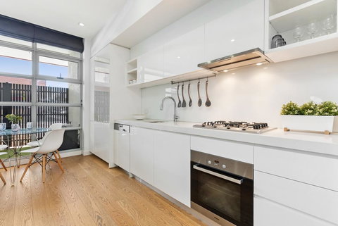 Light-Filled Beachside Apartment In Trendy Area - Hervey Bay Accommodation 2